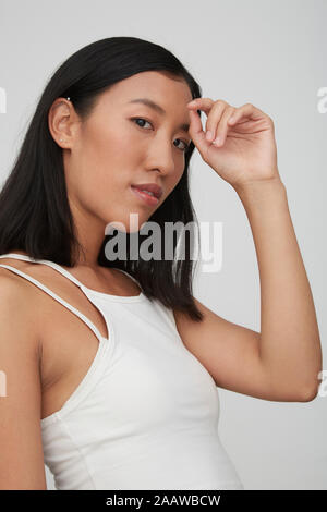 Portrait of young female femme chinoise, la main sur le front Banque D'Images