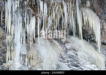 Cascade de glace avec beaucoup de glaçons, qui ont été formés grâce à l'eau se précipiter en bas de la montagne, puis se fige lors de tomber d'une falaise Banque D'Images