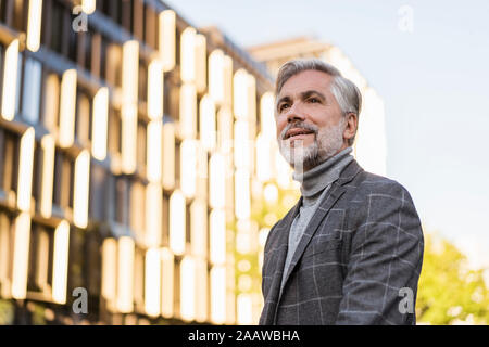 Portrait of mature businessman à la mode dans la ville Banque D'Images