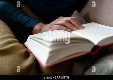 Femme lisant roman, close-up Banque D'Images