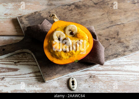 Portrait de la citrouille avec visage anthropomorphe sur le bac à l'Halloween Banque D'Images