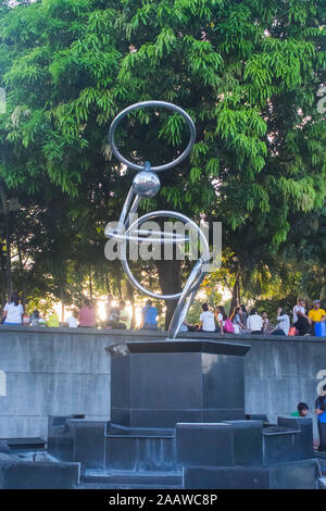 OCT. 26, 2019-Manille PHILIPPINES : statue en argent sur un énorme piédestal noir stationnés à proximité de la structure de l'horloge situé près de Luneta park. Banque D'Images