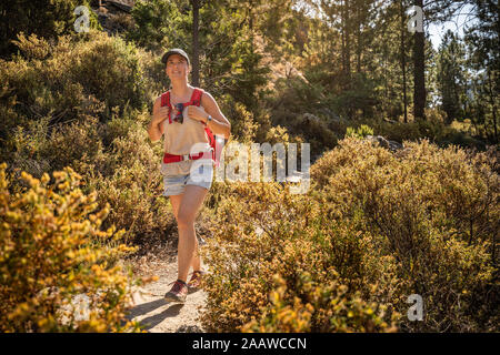 Female hiker lors de randonnée au vallée du Tavignano, Corte, Haute-Corse, Corse, France Banque D'Images