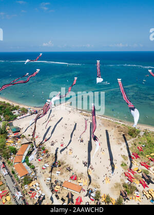 Vue aérienne de cerfs-volants volant à beach contre le ciel bleu au cours de festival à Bali, Indonésie Banque D'Images