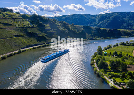 Vue aérienne du navire de croisière sur la Moselle contre ciel, Mehring, Allemagne Banque D'Images