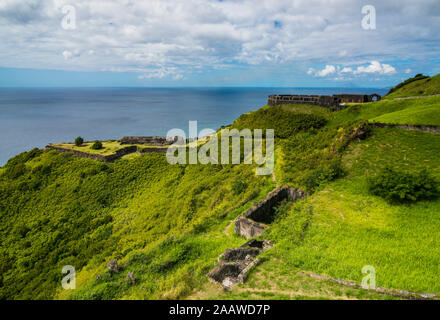 Vue panoramique de la forteresse de Brimstone Hill par mer contre ciel, Saint Kitts et Nevis, Caraïbes Banque D'Images