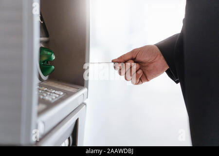 Close-up of businessman le retrait d'argent à un guichet automatique Banque D'Images