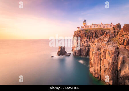 Neist Point Lighthouse par mer au coucher du soleil, Waterstein, île de Skye, Highlands, Scotland, UK Banque D'Images