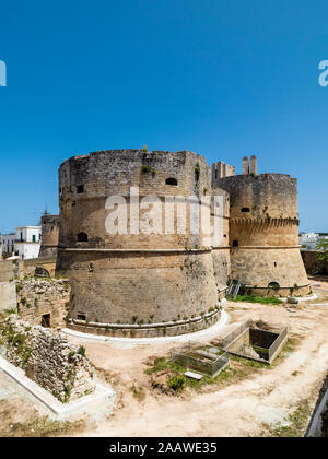 Italie, province de Lecce, Otrante, tours de château Aragonais Banque D'Images