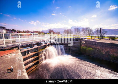 D'écluses à Caledonian Canal avec Ben Nevis en arrière-plan, Highlands, Scotland, UK Banque D'Images