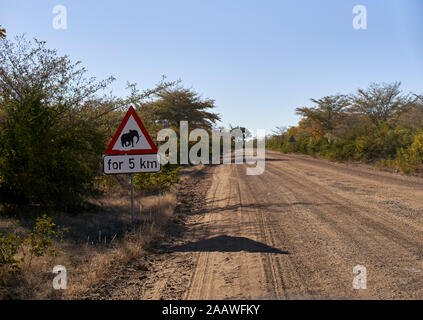 Méfiez-vous des éléphants signe par route de terre au Parc National de Bwabwata, Namibie Banque D'Images