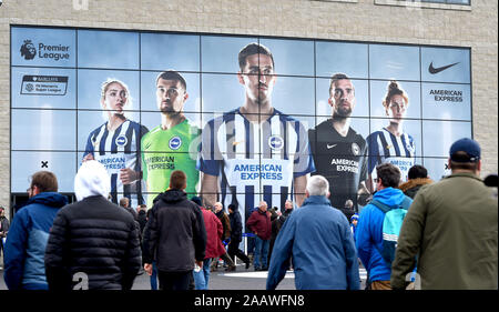 Fans avant la Premier League match entre Brighton et Hove Albion et Leicester City à l'American Express Community Stadium , Brighton , 23 novembre 2019 - Editorial uniquement. Pas de merchandising. Pour des images de football Premier League FA et restrictions s'appliquent inc. aucun internet/mobile l'usage sans licence FAPL - pour plus de détails Football Dataco contact : Banque D'Images