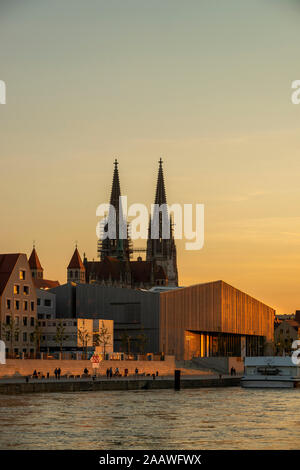 La cathédrale Saint-Pierre et musée Brandhorst par Danube contre le ciel au coucher du soleil, Regensburg, Allemagne Banque D'Images