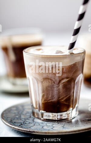 Espresso glacé avec une mousse de lait froid Banque D'Images