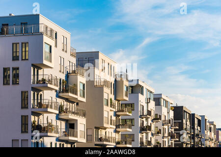 L'extérieur des bâtiments d'habitation contre le ciel de Francfort, Allemagne Banque D'Images