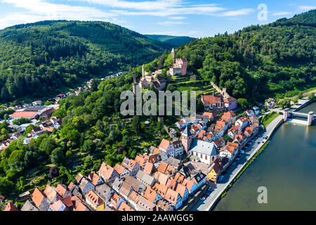 Vue aérienne de Zwingenberg château sur la montagne en ville, Hesse, Allemagne Banque D'Images