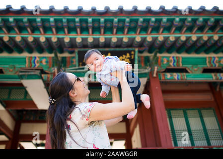 Mère et fille bébé visiter pagode dans le Jardin Secret, Changdeokgung, Séoul, Corée du Sud Banque D'Images