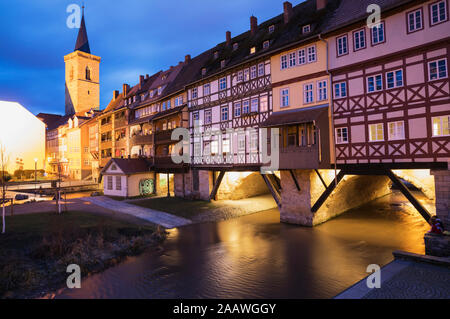 Sur la rivière Gera Kramerbrucke en ville au crépuscule, Erfurt, Allemagne Banque D'Images