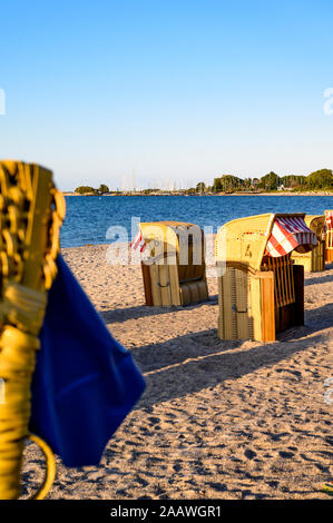 Allemagne, Schleswig-Holstein, Niendorf, Strandkorb de chaises longues sur la plage plage côtière de sable Banque D'Images