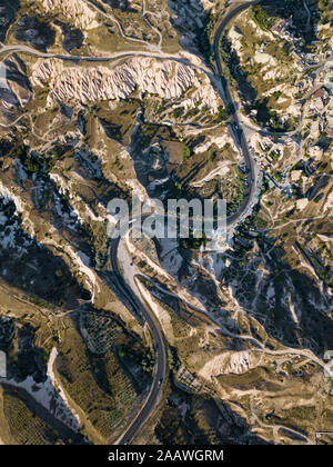 Vue aérienne de route au milieu des rochers à Uchisar, Cappadoce, Turquie Banque D'Images