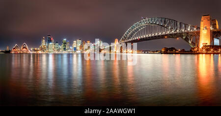 Lumineux de Sydney Harbour Bridge over river contre le ciel de nuit, Sydney, Australie Banque D'Images