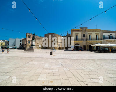 Italie, province de Lecce, Otrante, chaîne suspendue au-dessus de feux de monument martyr féminin sur la Piazza degli Eroi Banque D'Images