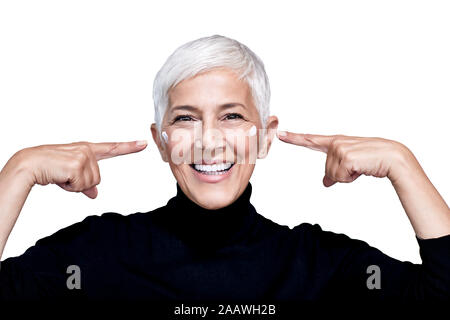 Portrait de femme mature avec crème de beauté sur son visage contre fond blanc Banque D'Images