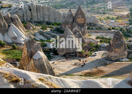 Portrait de chevaux dans le stylo en rock formation à la ville de Göreme, en Cappadoce Banque D'Images