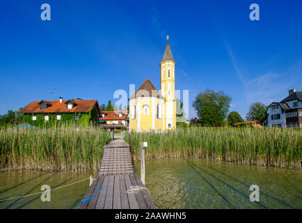 L'extérieur de l'église St.Alban à Diessen am Ammersee against blue sky, Bavière, Allemagne Banque D'Images