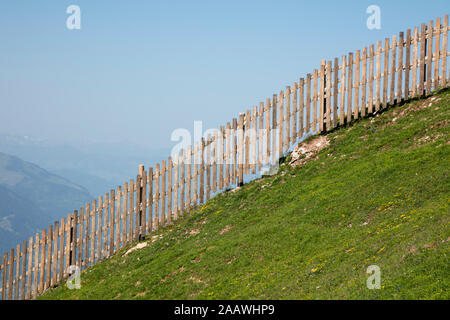 Clôture en bois sur le Kitzbüheler Horn contre ciel clair, Kitzbühel, Tyrol, Autriche Banque D'Images