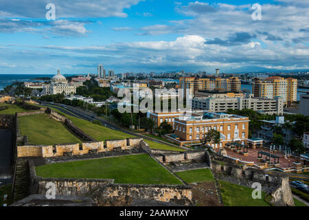 Vue aérienne des bâtiments contre ciel nuageux en ville, Puerto Rico, des Caraïbes Banque D'Images