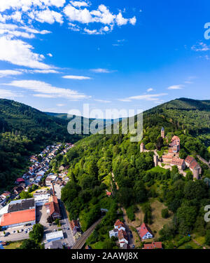 Vue aérienne de Zwingenberg château sur la montagne contre le ciel bleu en ville, Hesse, Allemagne Banque D'Images