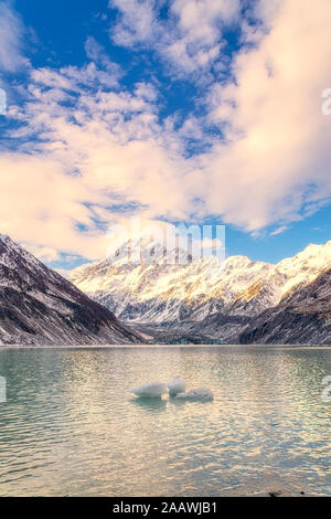 Nouvelle Zélande, île du sud, vue panoramique de nuages sur le lac Hooker avec Mount Cook et Hooker Glacier en arrière-plan Banque D'Images