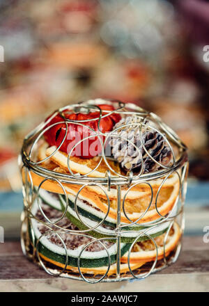 Fruits secs de guirlandes de Noël en vente à Waddesdon Manor Marché de Noël. Banque D'Images