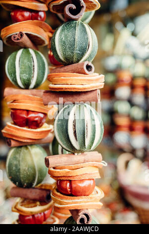 Fruits secs de guirlandes de Noël en vente à Waddesdon Manor Marché de Noël. Banque D'Images