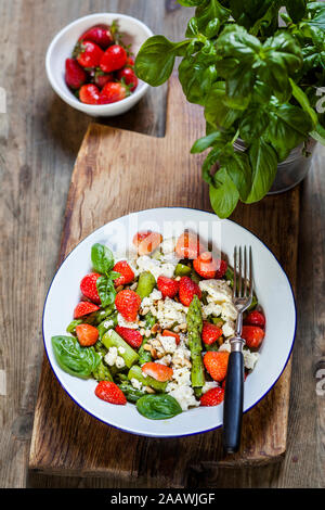 Salade verte aux asperges vertes Banque D'Images