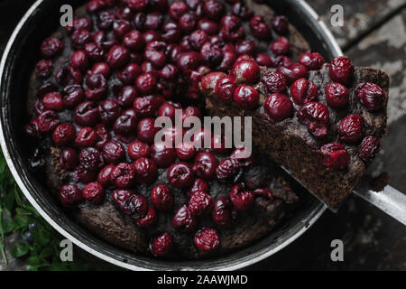 Tranche de tarte brownie cerise sur le récipient sur la table Banque D'Images