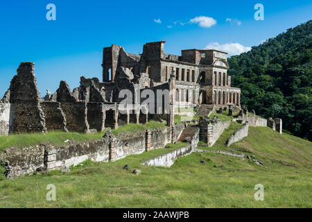 Ruines de l'ancien palais de Sanssouci contre ciel lors de journée ensoleillée, Haïti, Caraïbes Banque D'Images