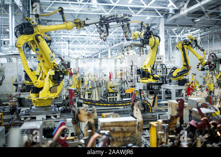 Des robots industriels dans une usine automobile Banque D'Images