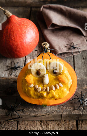 Portrait de la citrouille avec visage anthropomorphe sur table au cours de l'Halloween Banque D'Images
