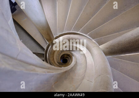 Tourné directement au-dessus de l'escalier en spirale à l'hôtel de ville Banque D'Images