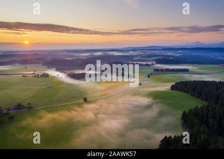 Vue panoramique du paysage contre le ciel au lever du soleil à Dietramszell, Tölzer Land, Upper Bavaria, Bavaria, Germany Banque D'Images