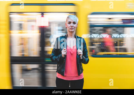 Portrait de femme debout à plate-forme, Berlin, Allemagne