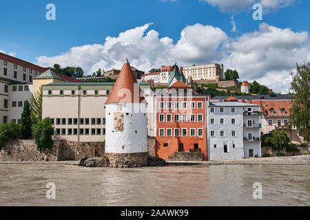 Par Schaiblingsturm Inn River contre ciel, Passau, Allemagne Banque D'Images