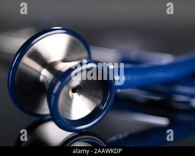 Close-up of stethoscope on table Banque D'Images