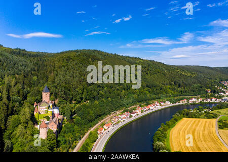 Vue aérienne de Zwingenberg château sur la montagne par la rivière Neckar, Hesse, Allemagne Banque D'Images