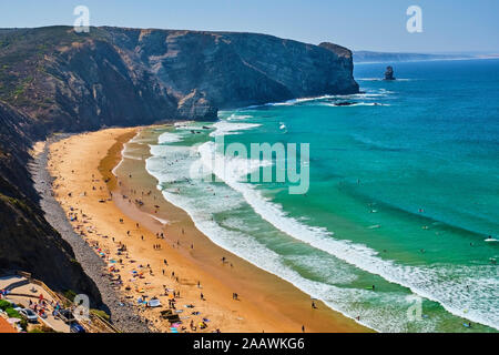 Portugal, Algarve, Arrifana, les gens se détendre le long de la plage en été sableux côtiers Banque D'Images