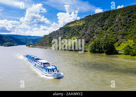 Vue aérienne du navire de croisière sur le Rhin en montagne à Boppard, Allemagne Banque D'Images