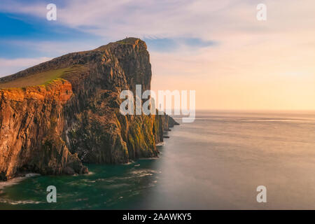 Neist Point Lighthouse par mer au coucher du soleil, Waterstein, île de Skye, Highlands, Scotland, UK Banque D'Images