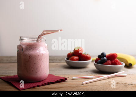 Ce smoothie aux fraises mûres,et les canneberges, de profiter de la propriétés antioxydantes des fruits rouges qui sont riches en vi Banque D'Images